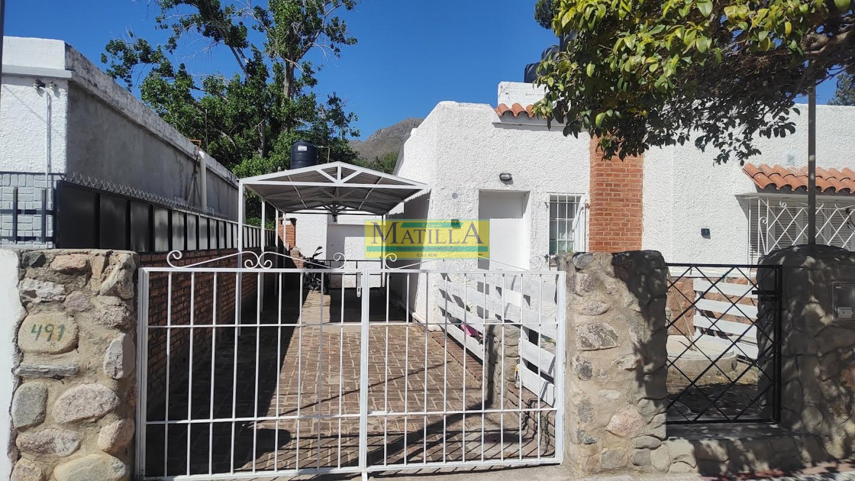 ALQUILER permanente en capilla del monte, 2 ambientes , con hermosa terraza y jardin 