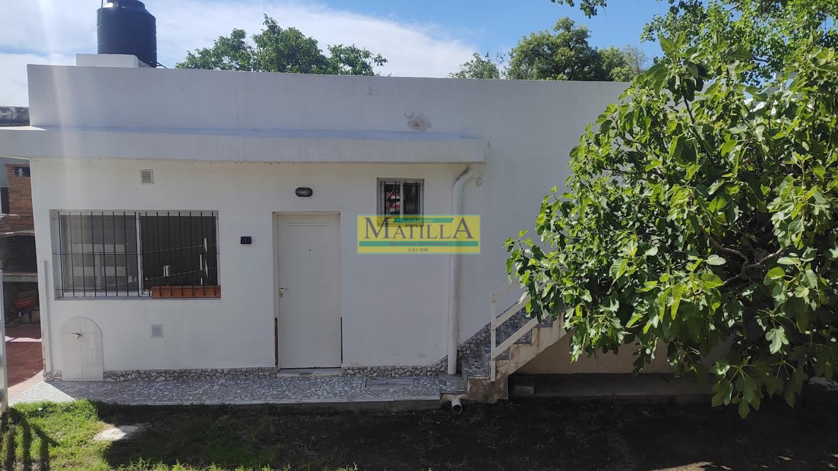 ALQUILER permanente en capilla del monte, 2 ambientes , con hermosa terraza y jardin 