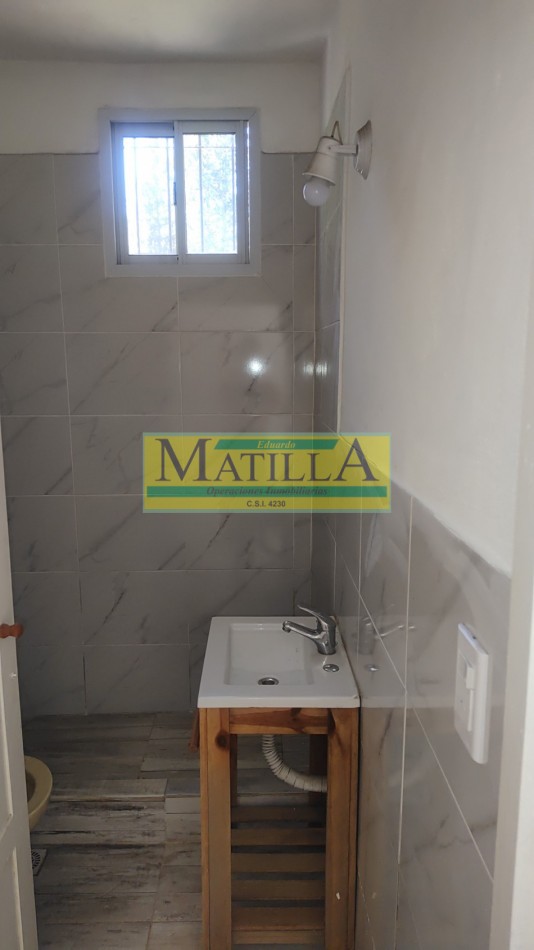 ALQUILER permanente en capilla del monte, 2 ambientes , con hermosa terraza y jardin 