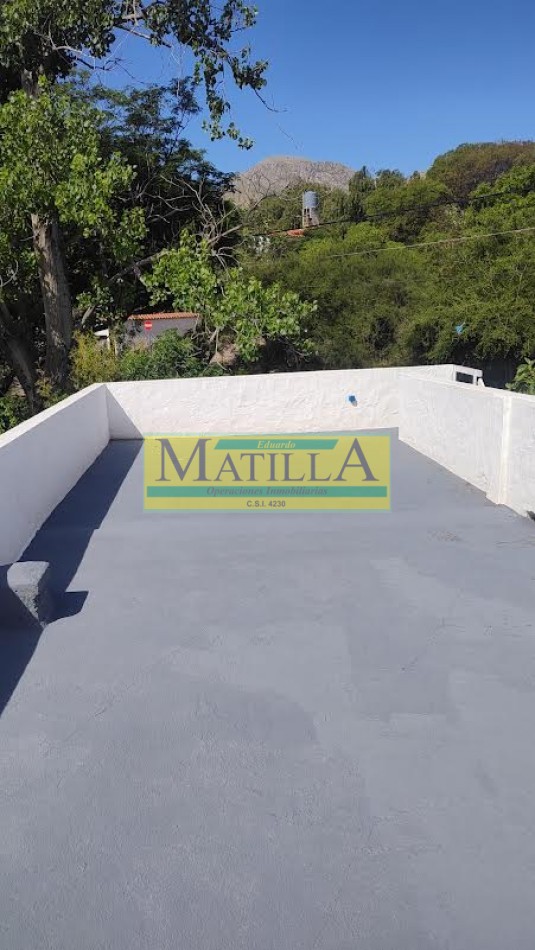 ALQUILER permanente en capilla del monte, 2 ambientes , con hermosa terraza y jardin 